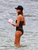 Jessica-Alba-in-Black-Swimsuit-2