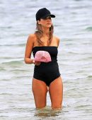 Jessica-Alba-in-Black-Swimsuit-4