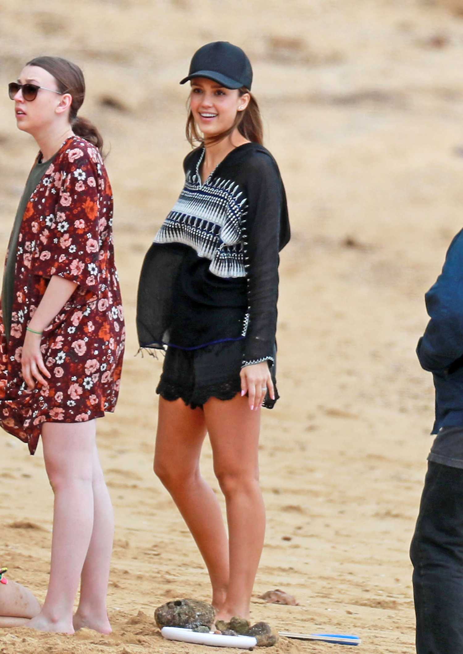 Jessica-Alba-in-Black-Swimsuit-7