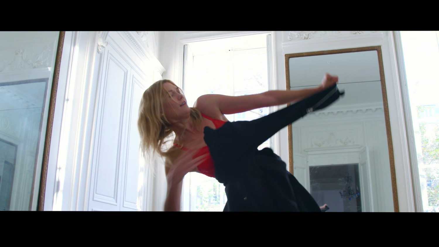 Karlie-Kloss-LOVE-Advent-2016-3