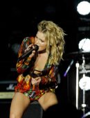 Olivia-Holt-Live-in-Sao-Paulo-16