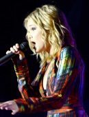 Olivia-Holt-Live-in-Sao-Paulo-4