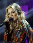 Olivia-Holt-Live-in-Sao-Paulo-8