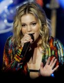 Olivia-Holt-Live-in-Sao-Paulo-9