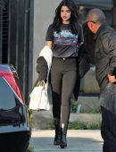 Selena-Gomez-in-Black-Jeans-4