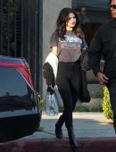 Selena-Gomez-in-Black-Jeans-5