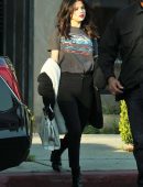 Selena-Gomez-in-Black-Jeans-7