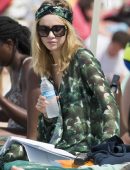 Suki-Waterhouse-615