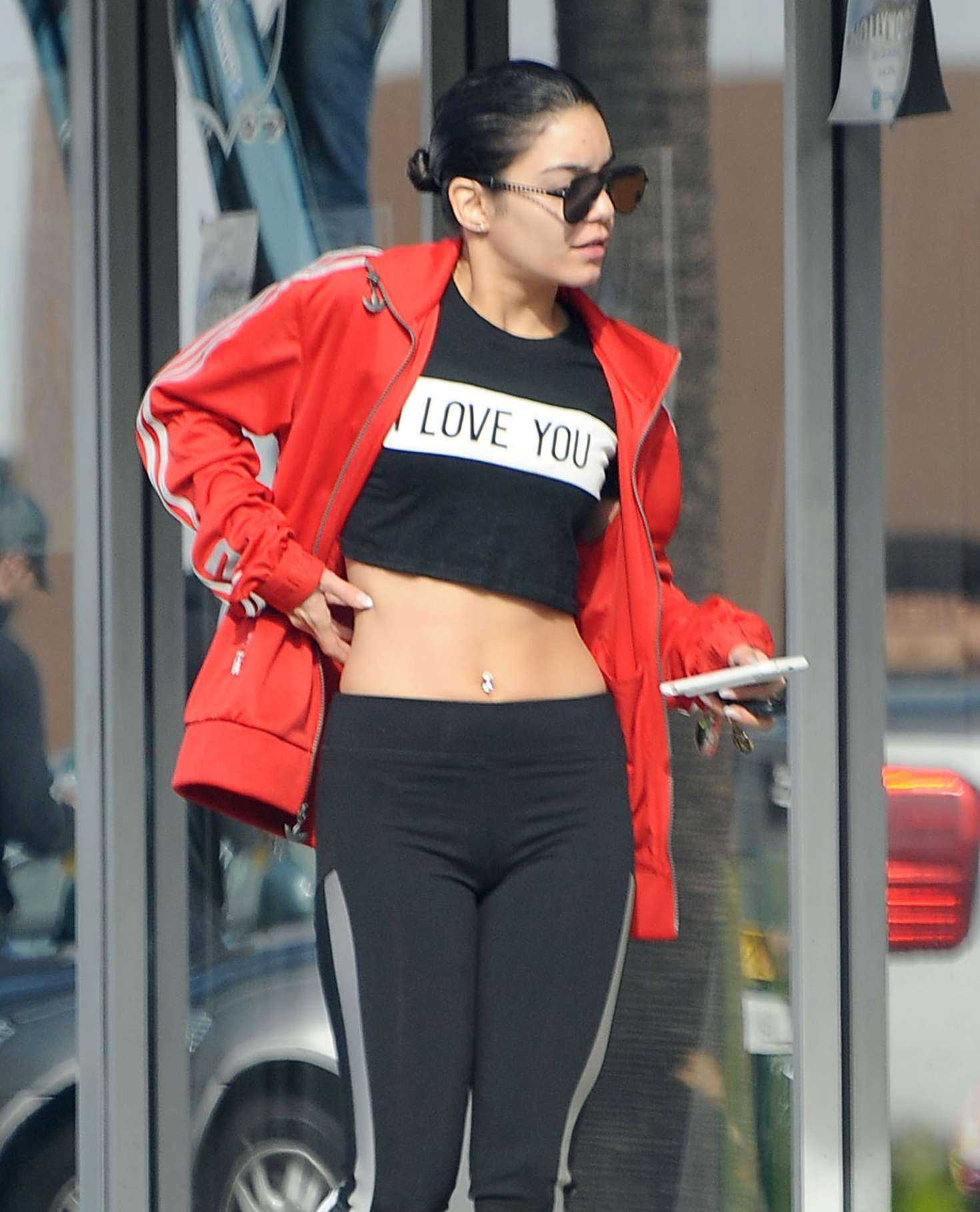 Vanessa-Hudgens-and-Stella-Hudgens-Hiking-in-LA-3