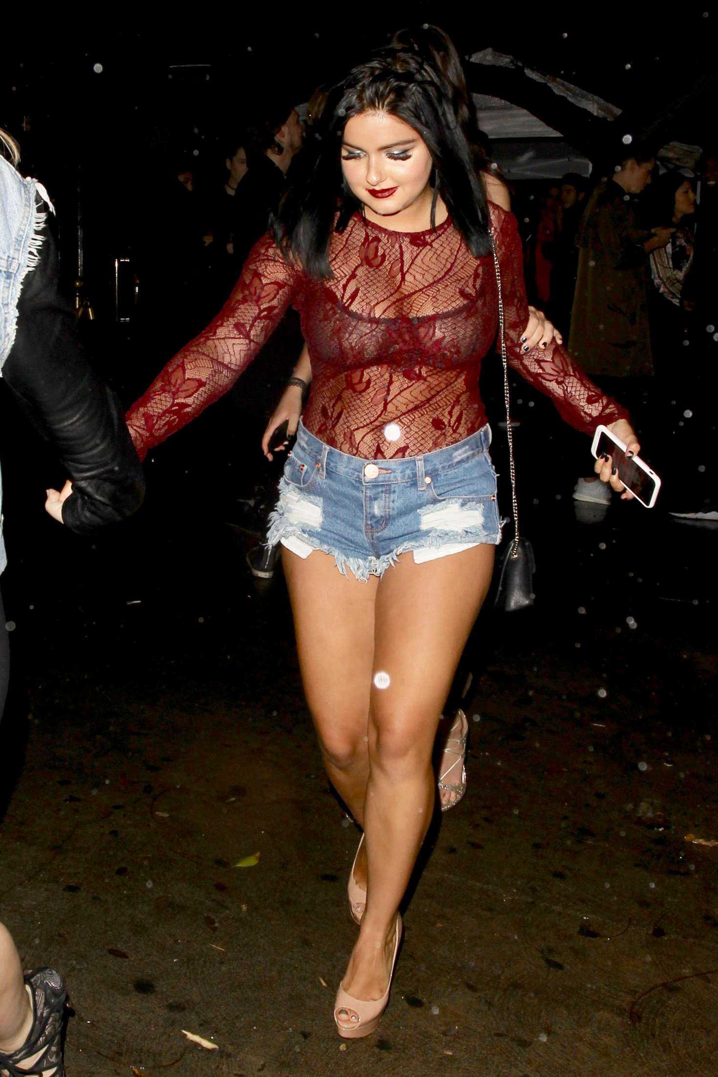 Ariel-Winter-in-Cut-offs-Leaving-Peppermint-1