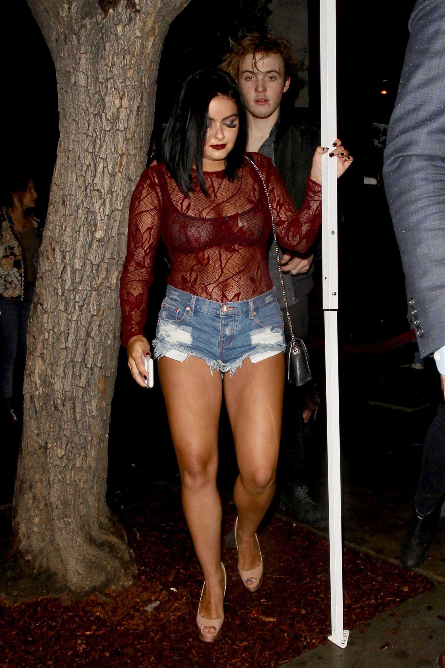 Ariel-Winter-in-Cut-offs-Leaving-Peppermint-10