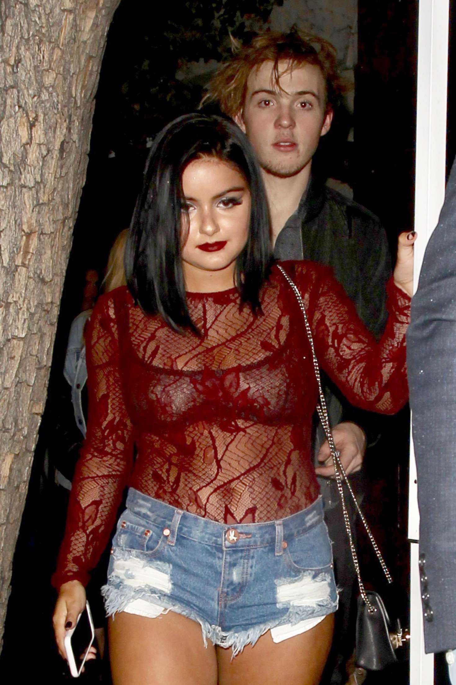 Ariel-Winter-in-Cut-offs-Leaving-Peppermint-7