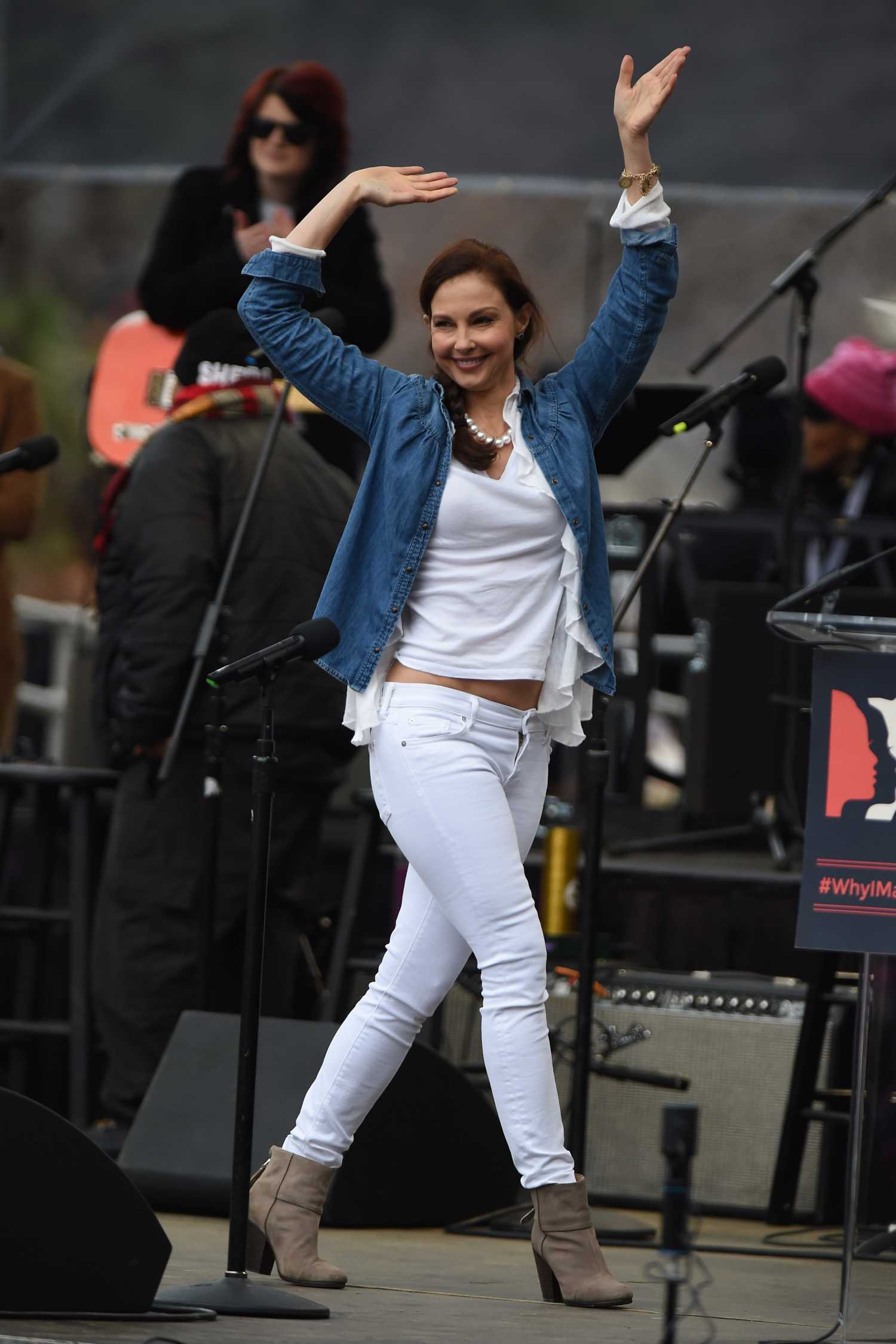Ashley-Judd-at-Women's-March-on-Washington-in-Washington-8