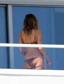 Heidi-Klum-in-Bikini-on-a-Hotel-Balcony-in-Miami-4