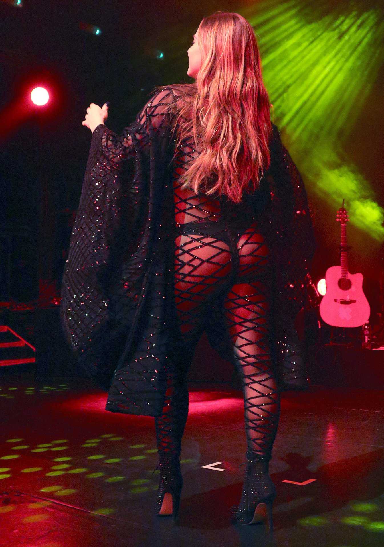 Joanna-Levesque-Performing-Live-at-KOKO-in-London-4