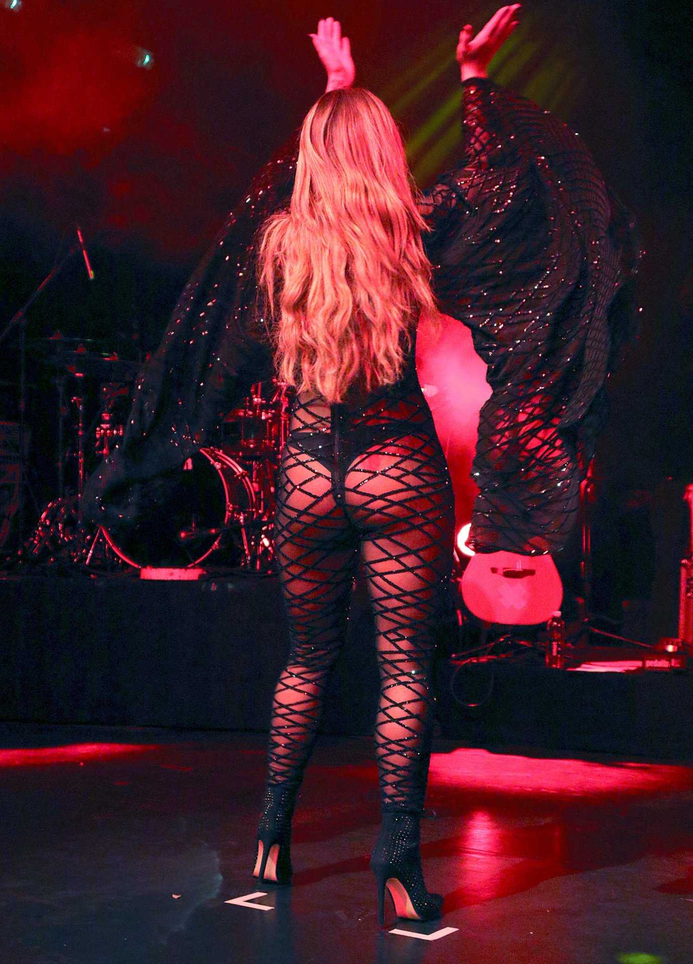 Joanna-Levesque-Performing-Live-at-KOKO-in-London-5