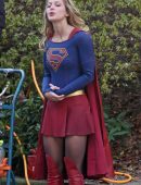 Melissa-Benoist-filming-Supergirl-in-Vancouver-3