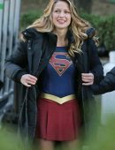Melissa-Benoist-filming-Supergirl-in-Vancouver-6