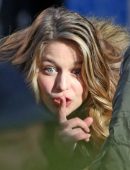 Melissa-Benoist-filming-Supergirl-in-Vancouver-8