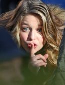 Melissa-Benoist-filming-Supergirl-in-Vancouver-9