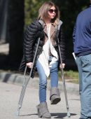 Sarah-Hyland-Booty-Filming-Modern-Family-10