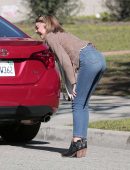 Sarah-Hyland-Booty-Filming-Modern-Family-2