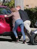 Sarah-Hyland-Booty-Filming-Modern-Family-7