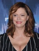 Susan-Sarandon-Cleavage-7