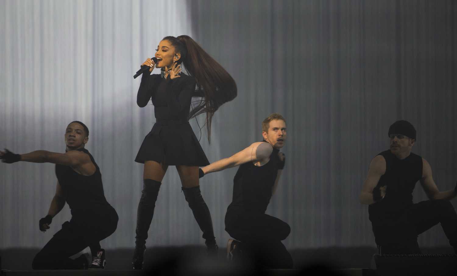 Ariana-Grande-on-Dangerous-Woman-Tour-in-Phoenix-AZ-3