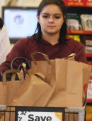 Ariel-Winter-in-White-Jeans-608