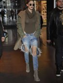 Gigi-Hadid-in-Ripped-Jeans-601