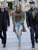Gigi-Hadid-in-Ripped-Jeans-602