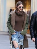 Gigi-Hadid-in-Ripped-Jeans-603