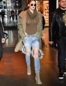 Gigi-Hadid-in-Ripped-Jeans-607