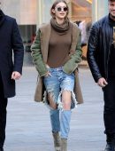 Gigi-Hadid-in-Ripped-Jeans-608