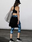 Jessica-Alba-in-Tights-and-Sports-Bra-2