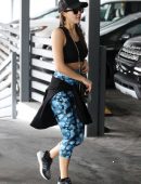 Jessica-Alba-in-Tights-and-Sports-Bra-3