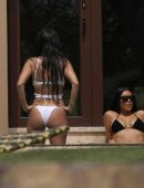 Kim-Kardashian-and-Kourtney-Kardashian-in-Bikini-1