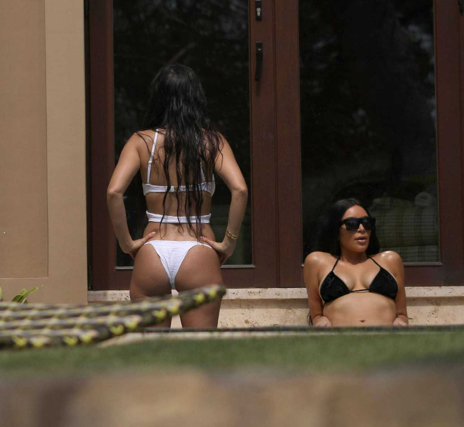 Kim-Kardashian-and-Kourtney-Kardashian-in-Bikini-1