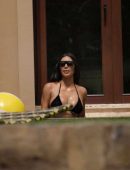 Kim-Kardashian-and-Kourtney-Kardashian-in-Bikini-2