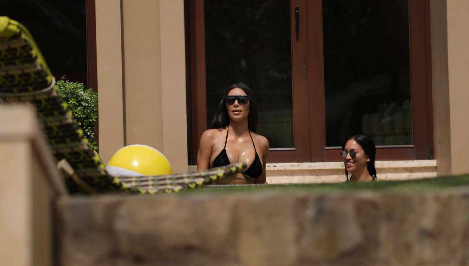 Kim-Kardashian-and-Kourtney-Kardashian-in-Bikini-2