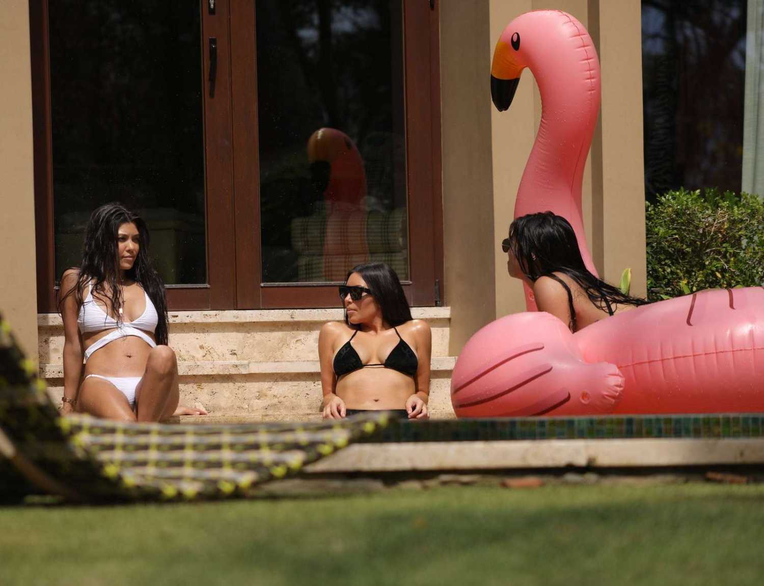 Kim-Kardashian-and-Kourtney-Kardashian-in-Bikini-3
