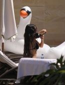 Kim-Kardashian-and-Kourtney-Kardashian-in-Bikini-4