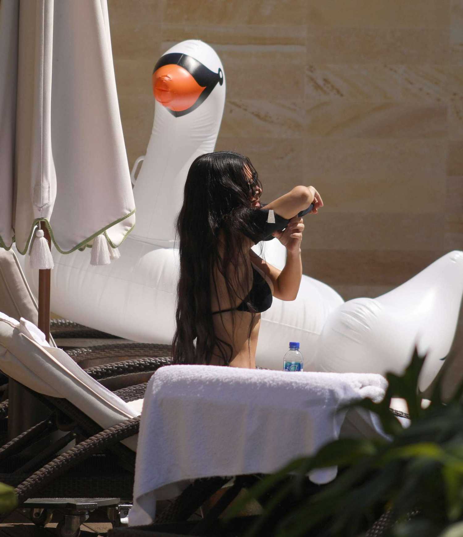 Kim-Kardashian-and-Kourtney-Kardashian-in-Bikini-4