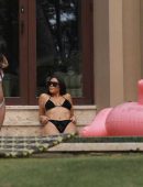 Kim-Kardashian-and-Kourtney-Kardashian-in-Bikini-6