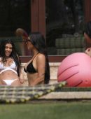 Kim-Kardashian-and-Kourtney-Kardashian-in-Bikini-8