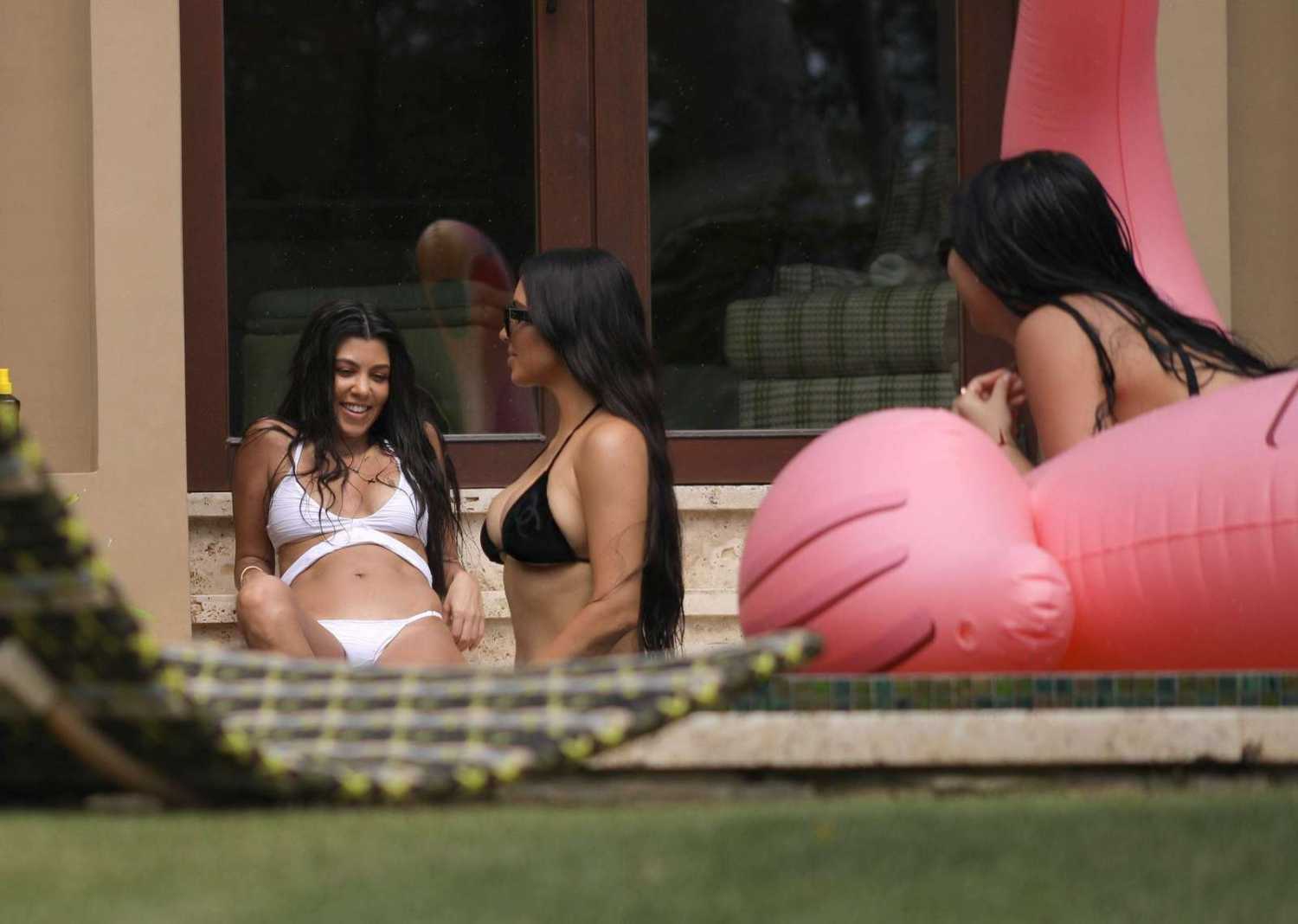 Kim-Kardashian-and-Kourtney-Kardashian-in-Bikini-8