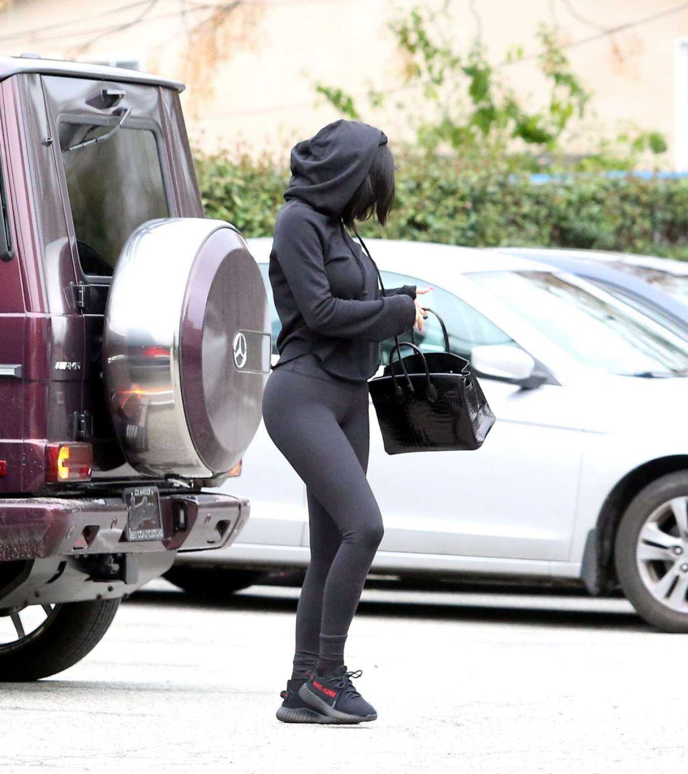 Kylie-Jenner-in-Black-Spandex-6