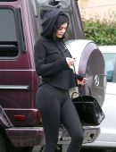 Kylie-Jenner-in-Black-Spandex-8