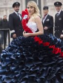 Suki-Waterhouse-on-the-Set-of-British-Airways-Advertising-Campaign-in-Milan-3